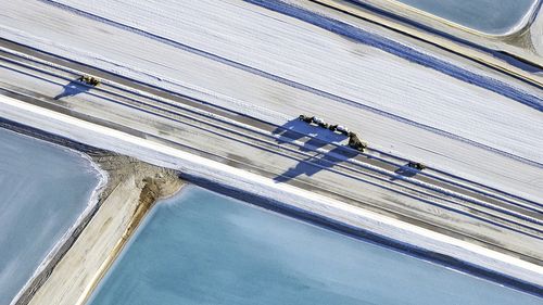 Foto aerea scattata da un piccolo aereo che mostra una salina e macchinari a Useless Loop, Shark Bay, Australia occidentale