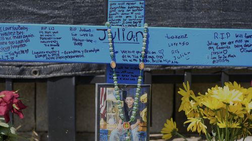 Um memorial improvisado para Julian Guzman, de 11 anos, que foi baleado e morto durante uma brincadeira de campainha, é mostrado na terça-feira, 2 de setembro de 2025, em Houston. (AP Photo/David J. Phillip)