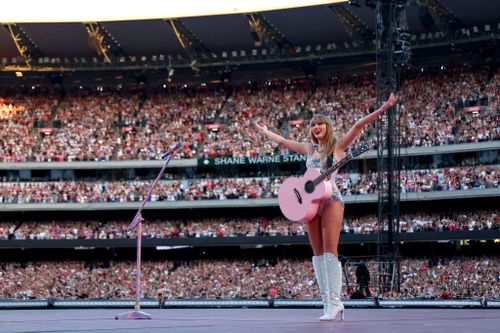 Taylor Swift se produit sur scène au Melbourne Cricket Ground le 16 février 2024 à Melbourne 