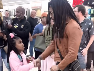 Lenny Kravitz has sent shoppers into a frenzy after visiting a beloved Texas-based convenience store, Buc-ee's. 