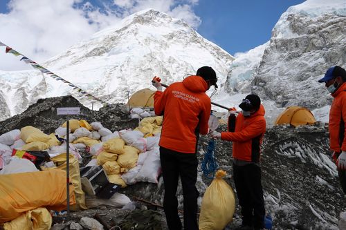 Authorities have removed about 11,000 kilograms of waste, including human corpses and skeletons, during the annual clean up of Mount Everest.﻿