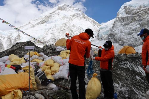 Le autorità hanno rimosso circa 11.000 chilogrammi di rifiuti, inclusi corpi umani e scheletri, durante la pulizia annuale del Monte Everest.﻿
