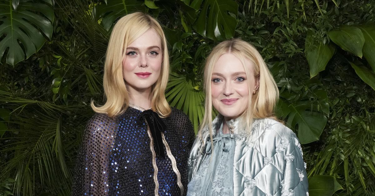 Dakota Fanning and Elle Fanning Sisters share screen for the first(00)