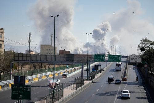 Pennacchi di fumo si alzano mentre gli attacchi colpiscono la città durante la campagna militare israeliana a Teheran, Iran, giovedì 5 marzo 2026. (AP Photo/Vahid Salemi)
