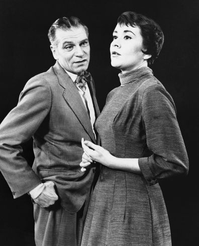 FILE - Laurence Olivier dan aktris Inggris Joan Ploughright dalam sebuah adegan dari drama John Osborne, 'The Entertainer' yang dibuka di Broadway pada 4 Februari 1958. (AP Photo, File)