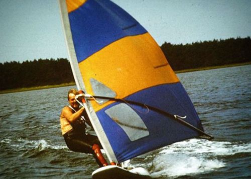 Karsten Klunder sailing a windsurf board. (Photo: Facebook).