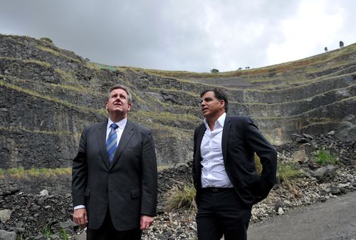 Dial A Dump CEO Ian Malouf with then-Premier Barry O'Farrell look over the proposed site for the incinerator in 2011. (AAP)