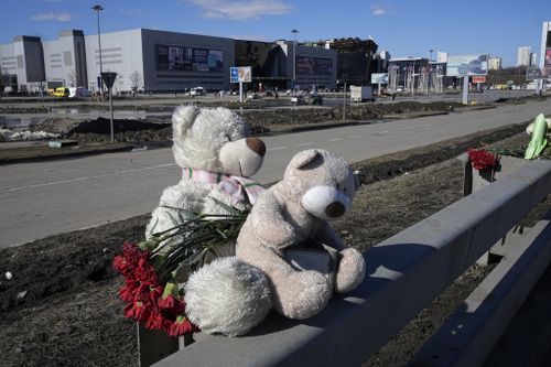 Des jouets et des fleurs se trouvent devant l'hôtel de ville de Crocus, dans la banlieue ouest de Moscou, en Russie, le mercredi 27 mars 2024.