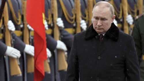 Le président russe Vladimir Poutine assiste à une cérémonie de dépôt de gerbes sur la Tombe du Soldat inconnu, près du mur du Kremlin lors des célébrations nationales de la 