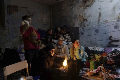 Des personnes s'installent dans un abri anti-aérien à Marioupol, en Ukraine, le dimanche 6 mars 2022.