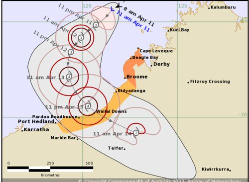 Une grande partie de la côte nord de WA est en ligne pour le cyclone.