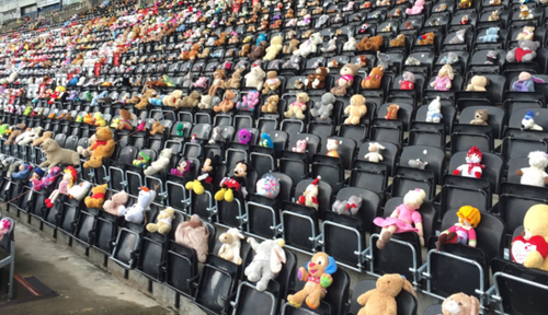 Teenager fills UK stadium with thousands of teddy bears to honour late friend 