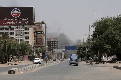 دود از محله ای در خارطوم، سودان، شنبه، 15 آوریل 2023 بلند می شود. 