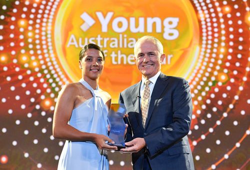 Samantha Kerr receives her award from the prime minister. (AAP)