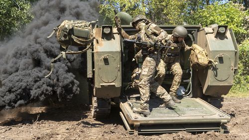 Os militares ucranianos da 13ª Brigada participam de treinamento no campo de treinamento na região de Kharkiv, Ucrânia na sexta -feira, 29 de agosto de 2024. (AP Photo/Andrii Marienko)