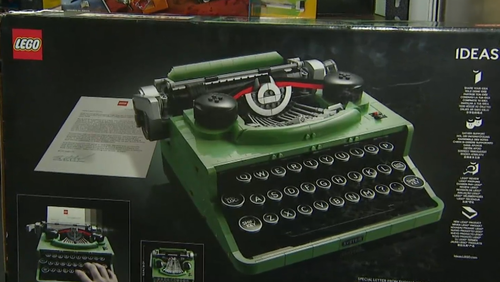 Alcuni set ritraggono film popolari o serie televisive, mentre altri raffigurano oggetti ordinari, come una macchina da scrivere.