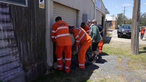 SES volunteers are helping to sandbag homes in Forbes.