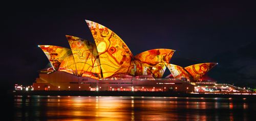 آثار پر جنب و جوش هنرمند استرالیایی، جان اولسن، در خانه اپرای سیدنی برای روشنایی بادبان ها: زندگی زنده شده (2023) زنده خواهند شد که ادای احترامی به بیش از 60 سال فعالیت درخشان اوست.
