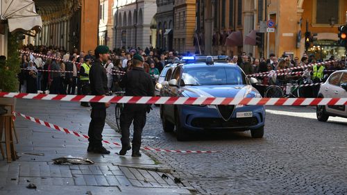 La Guardia di Finanza pattuglia la scena dopo un incidente stradale in una strada di Modena, Italia, sabato 16 maggio 2026.