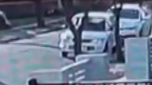 Une Toyota Camry blanche roulait le long de Barrat Street à Smithfield, dans le nord d'Adélaïde, lorsqu'elle a percuté l'arrière d'une voiture garée.﻿