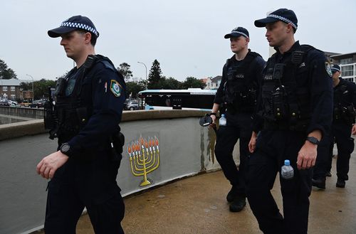 EMBARGO ATÉ 11h30 O EVENTO ESTÁ EM ANDAMENTO A polícia de NSW caminha sobre a ponte de pedestres perto do Pavilhão Bondi antes da visita do presidente israelense Isaac Herzog ao Pavilhão Bondi. Praia de Bondi, NSW. 9 de fevereiro de 2026. Foto: Kate Geraghty