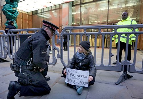 Greta Thunberg protesto sırasında