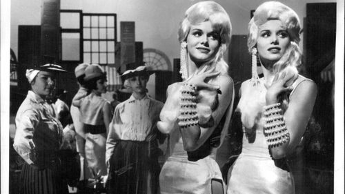 Os gêmeos, fotografados em um programa de entretenimento da ABC TV em 1974.