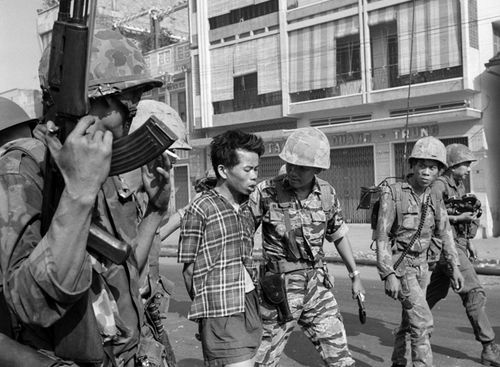 Brigadier General Nguyen Ngoc Loan, chief of the national police, used his .38-caliber pistol to fire a bullet through Nguyen Van Lem's head. (AAP)