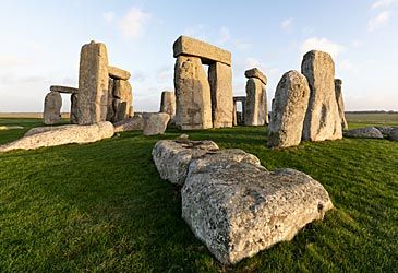 What type of sedimentary rock are the sarsen stones used at Stonehenge?