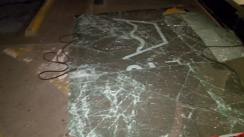 Vidros quebrados foram vistos no chão perto da lavanderia.