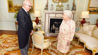 Queen Elizabeth II Purse Signals - Inside Queen Elizabeth's Purse