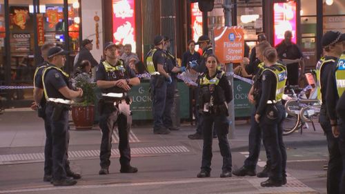 La police de Victoria affirme que l'homme a ensuite agressé quatre personnes avec une bouteille en verre sur le pont Princess à Melbourne.