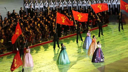Pessoas se apresentam durante a cerimônia que marca o 80º aniversário da fundação do Partido dos Trabalhadores, no poder, no Estádio do Primeiro de Maio em Pyongyang, Coreia do Norte, quinta-feira, 9 de outubro de 2025. (AP Photo/Jon Chol Jin)