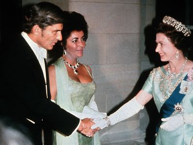 Queen Elizabeth ll meets Liz Taylor and husband John Warner at a gala dinner in 1976 in Washington DC, USA. 