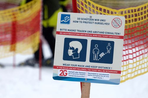 I cartelli sulla pista da sci Rauher Busch indicano le regole Corona in vigore 