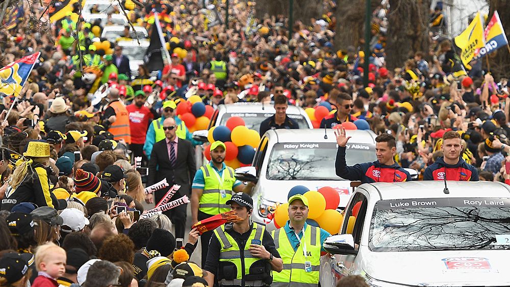AFL Grand Final 2017: Adelaide Crows and Richmond Tigers met by thousands of fans on final day of preparation