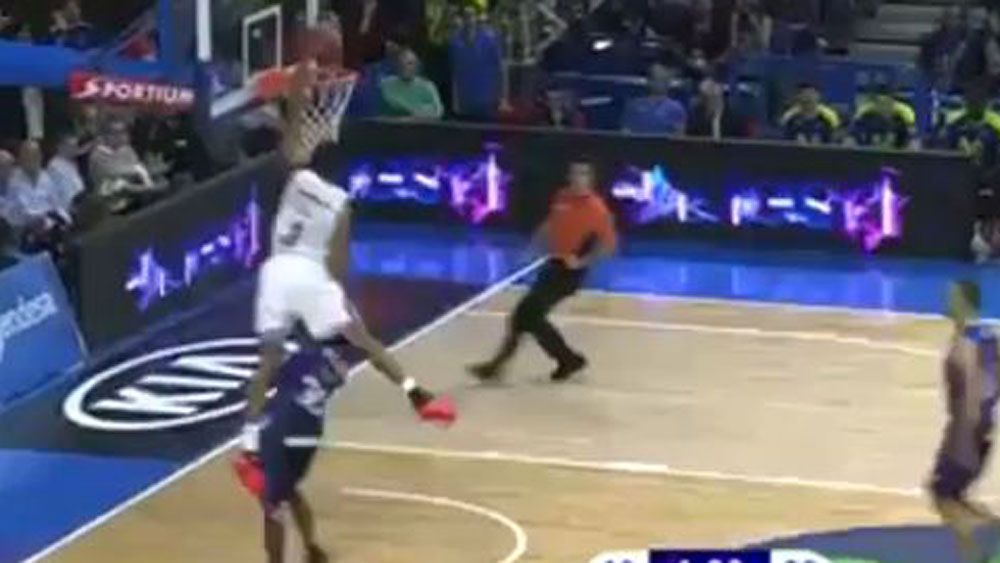 Ex-NBA play defies gravity with superb dunk