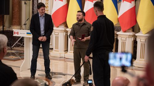 KYIV, UKRAINE - MAY 08: Ukrainian President Volodymyr Zelensky (C) and Canadian Prime Minister Justin Trudeau attend a news conference as Patron, a service dog trained to detect explosives stands by on May 8, 2022 in Kyiv, Ukraine. Earlier in the day, the Canadian prime minister visited the suburb of Irpin to look at devastation left in the wake of Russia's invasion. (Photo by Alexey Furman/Getty Images)