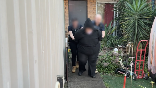 Uma mulher de Cranebrook acusada de crimes de abuso infantil.