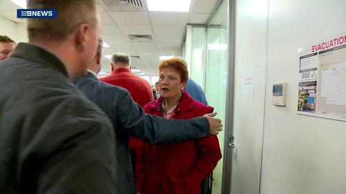 Pauline Hanson, muhabirlerin çıkarılmasını sorguladı. 
