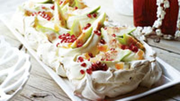 Pavlova with figs and turkish delight