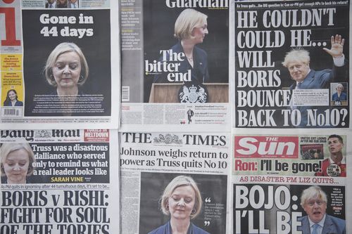 Una selezione delle prime pagine dei giornali nazionali britannici che mostrano la reazione alle dimissioni del primo ministro Liz Truss nel centro di Londra, venerdì 21 ottobre 2022.