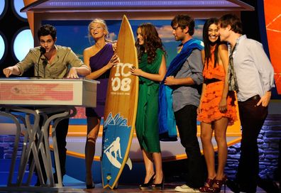 From left to right: Penn Badgley, Blake Lively, Leighton Meester, Chace Crawford, Jessica Szohr and Ed Westwick at the 2008 Teen Choice Awards.