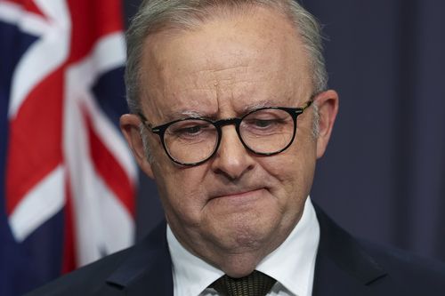 O primeiro-ministro Anthony Albanese durante uma conferência de imprensa após um tiroteio em Bondi, no Parlamento em Canberra, no domingo, 14 de dezembro de 2025. fedpol Foto: Alex Ellinghausen