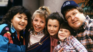 Pemeran asli Roseanne (dari kiri ke kanan): Roseanne Barr), Lecy Goranson, Sara Gilbert, Michael Fishman dan John Goodman.