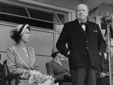 Уинстън Чърчил говори в присъствието на принцеса Елизабет, 1951 г