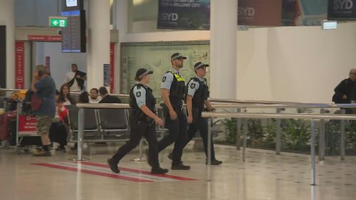A polícia chega ao aeroporto de Sydney antes da chegada dos chamados 
