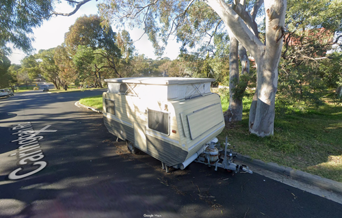 Una roulotte parcheggiata in strada a Caringbah è stata catturata da Google Maps.