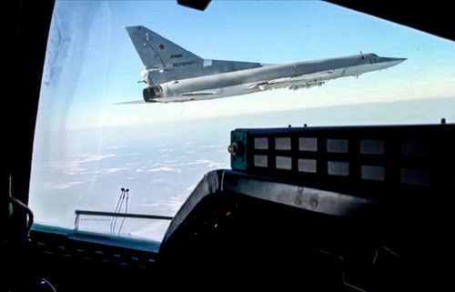 Sur cette photo tirée d'une vidéo et publiée par le service de presse du ministère russe de la Défense le samedi 5 février 2022, une vue d'un bombardier Tu-22M3 de l'armée de l'air russe vu depuis le cockpit d'un autre avion de ce type lors d'un vol d'entraînement.  Deux bombardiers à long rayon d'action Tu-22M3 de l'armée de l'air russe ont effectué samedi une mission de patrouille au-dessus de la Biélorussie au milieu des tensions sur l'Ukraine.  (Service de presse du ministère russe de la Défense via AP)