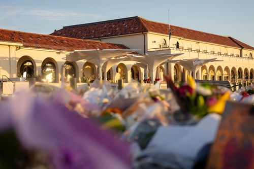 As flores descansam em frente ao Pavilhão Bondi em um memorial em 18 de dezembro de 2025 em Sydney, Austrália.